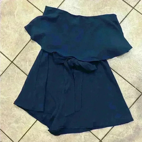 Le Lis Navy Strapless Romper Size Small - Picture 2 of 6
